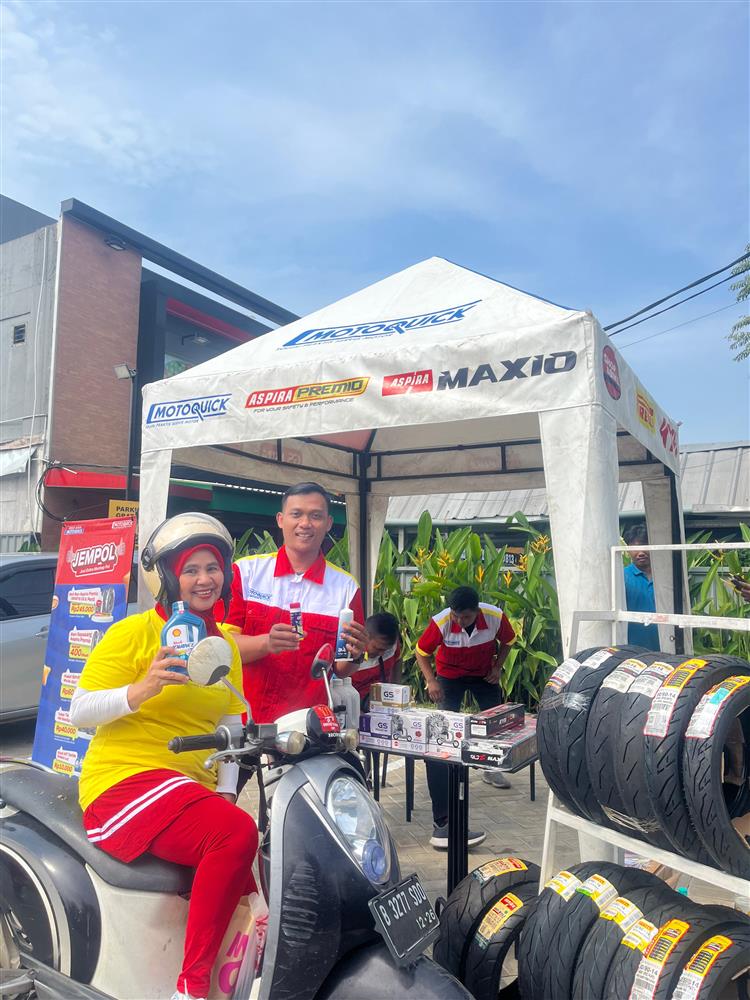 Pengendara motor menikmati layanan cepat dari pop-up booth Aspira Motoquick di area McDonald’s, yang menyediakan oli, aki, ban, dan produk perawatan kendaraan selama perayaan Hari Motor Sedunia.